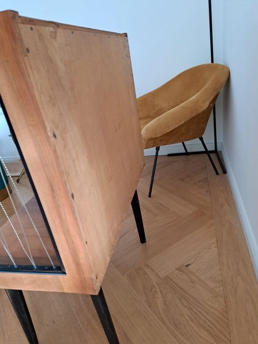 Szafka vintage na wysokich nogach – lata 60./70.