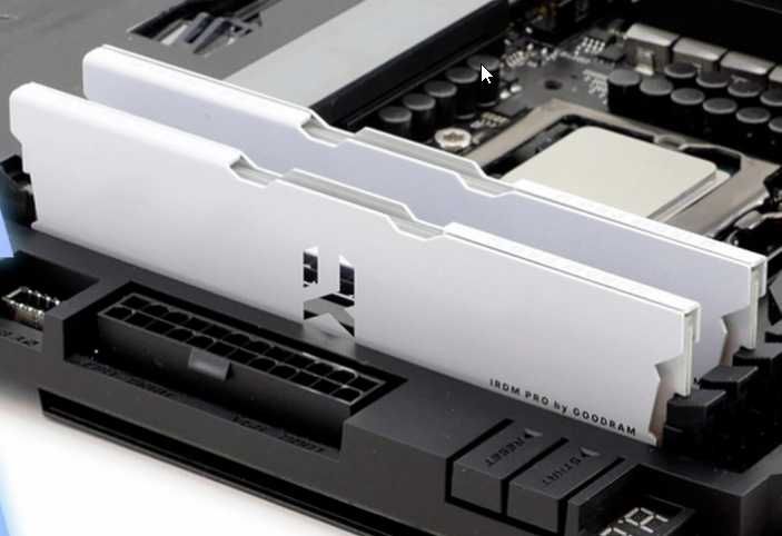 ОЗУ RAM Goodram IRDM PRO White DDR4-4000 IRP-W4000D4V64L18S/16GDC