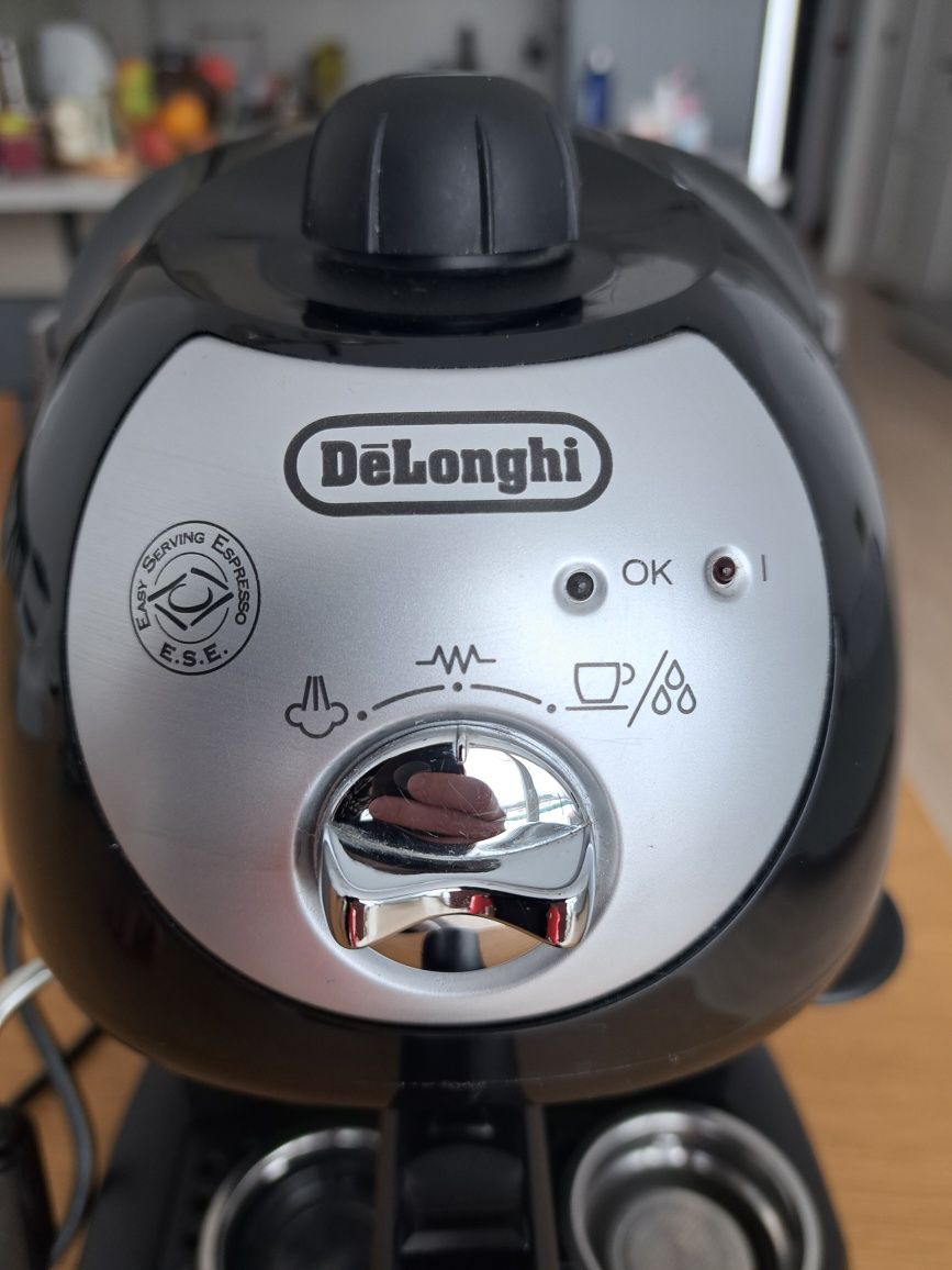 Express kolbowy DeLonghi EC201CD.B