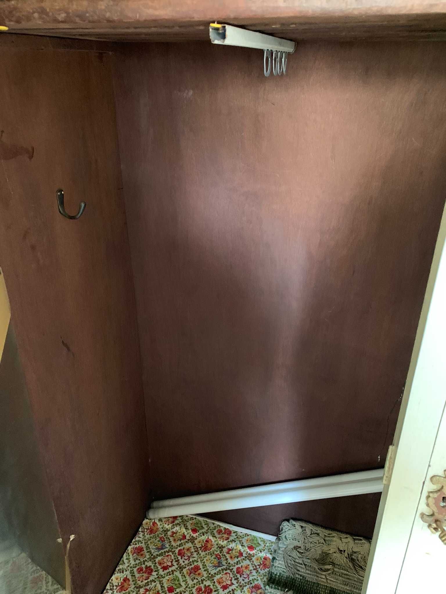 Móvel  antigo com duas portas para restauro.