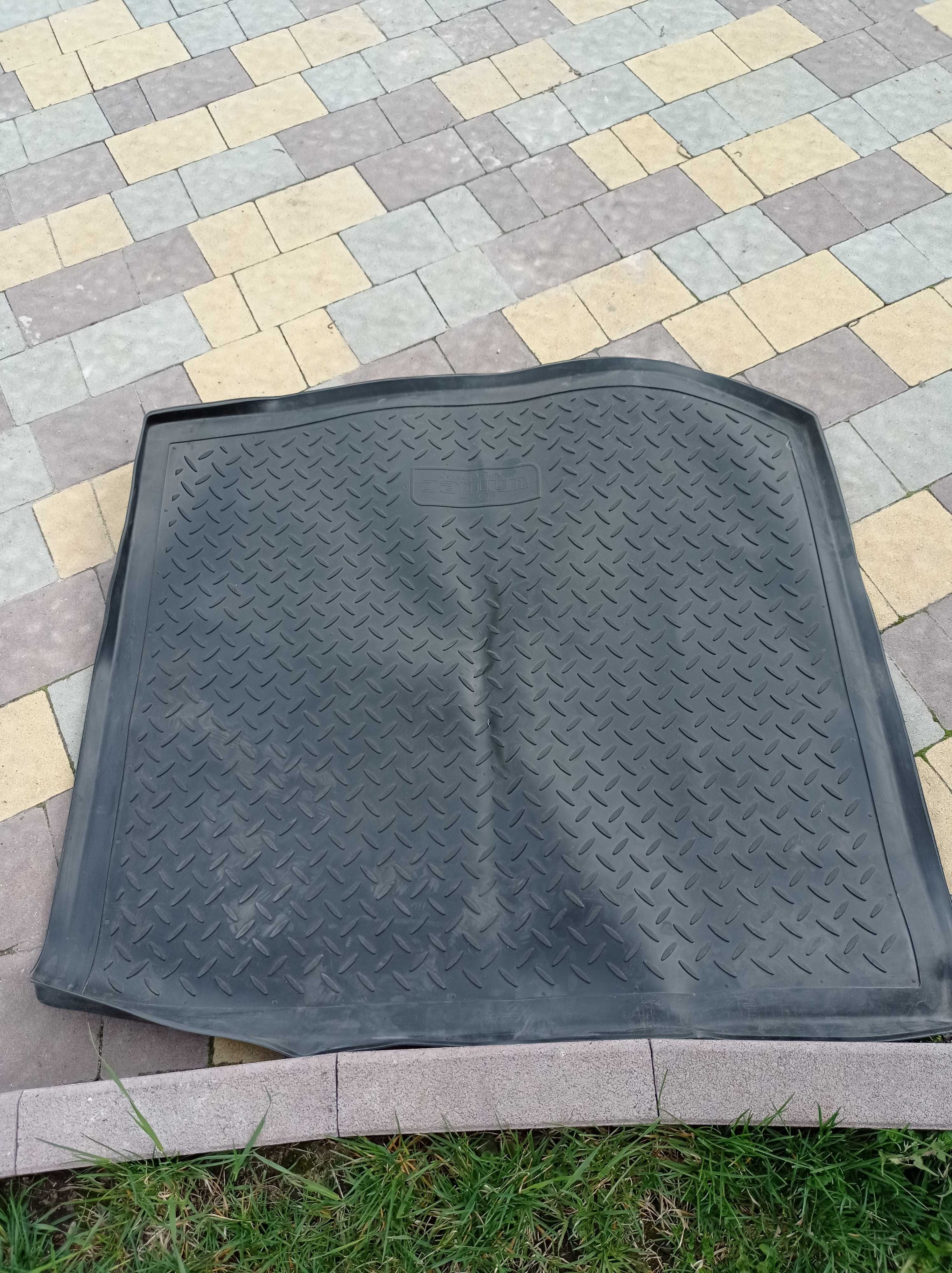 Автомобільний килимок в багажник до автомобіля фольксваген тоуран