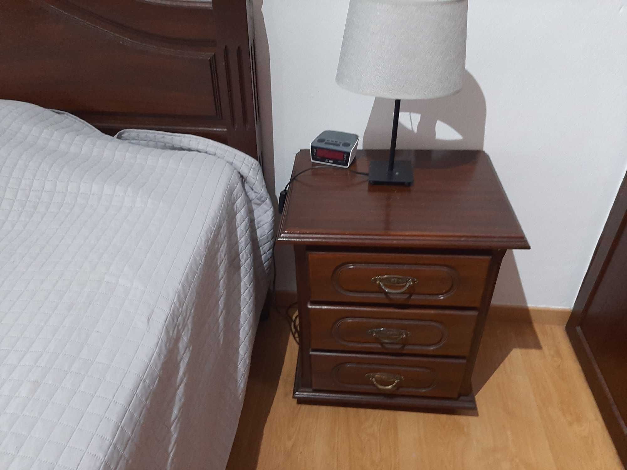 Cama de casal em madeira e  mesa de cabeceira