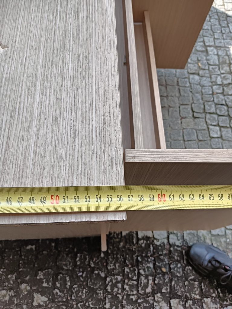 Móvel para roupas com prateleiras deslizantes
