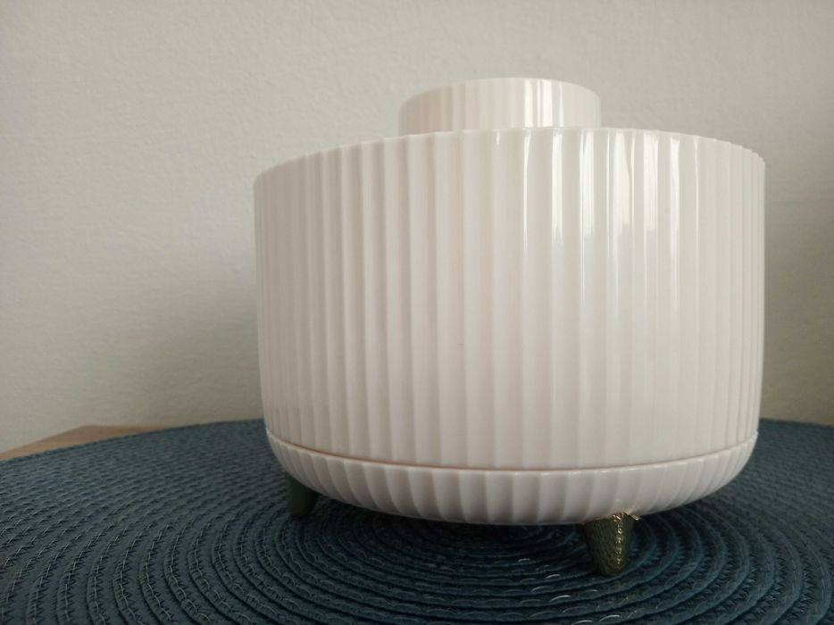 Biały obrotowy organizer na kosmetyki pędzle do makijażu kredki