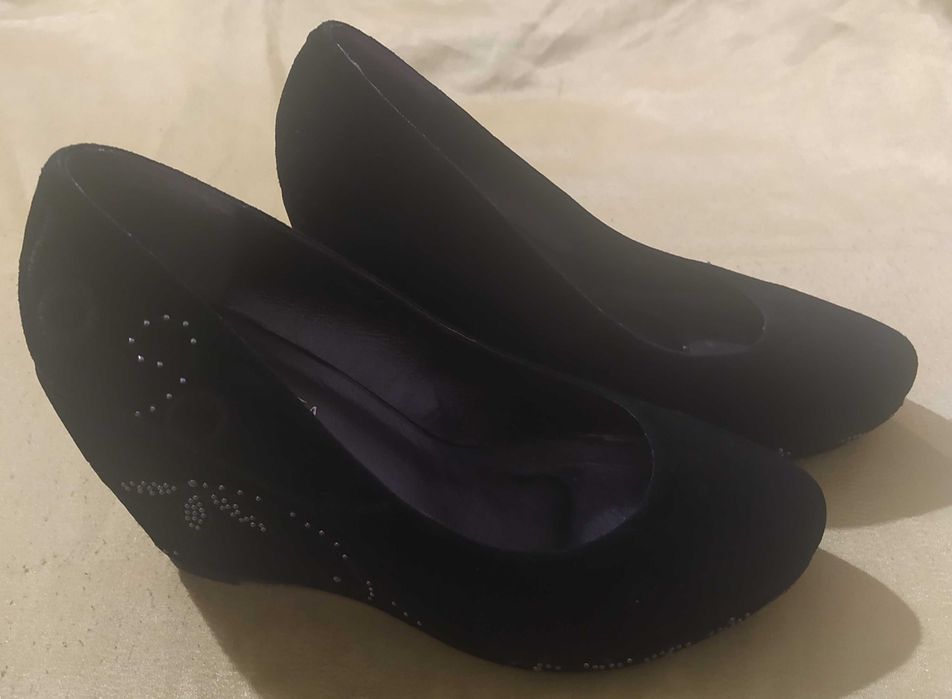 Шльопанці в'єтнамки жіночі та інше взуття.