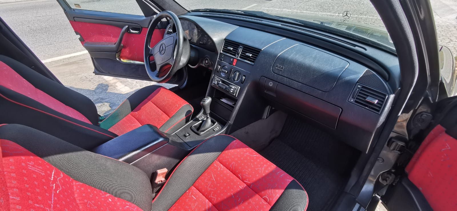 Mercedes C200, em bom estado.