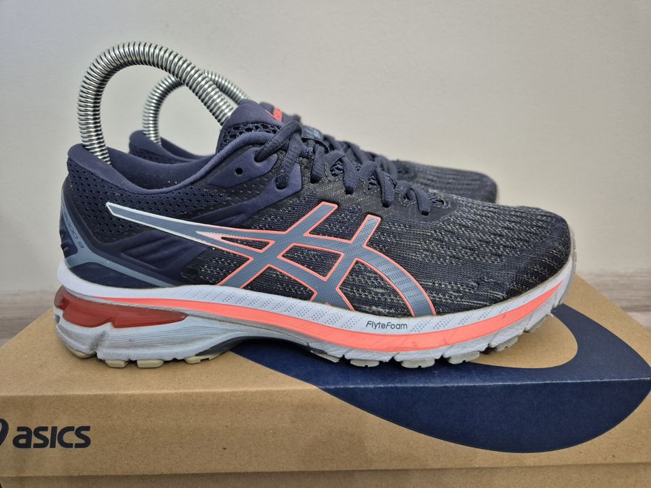 Buty damskie do biegania Asics GT-2000 rozmiar 38.