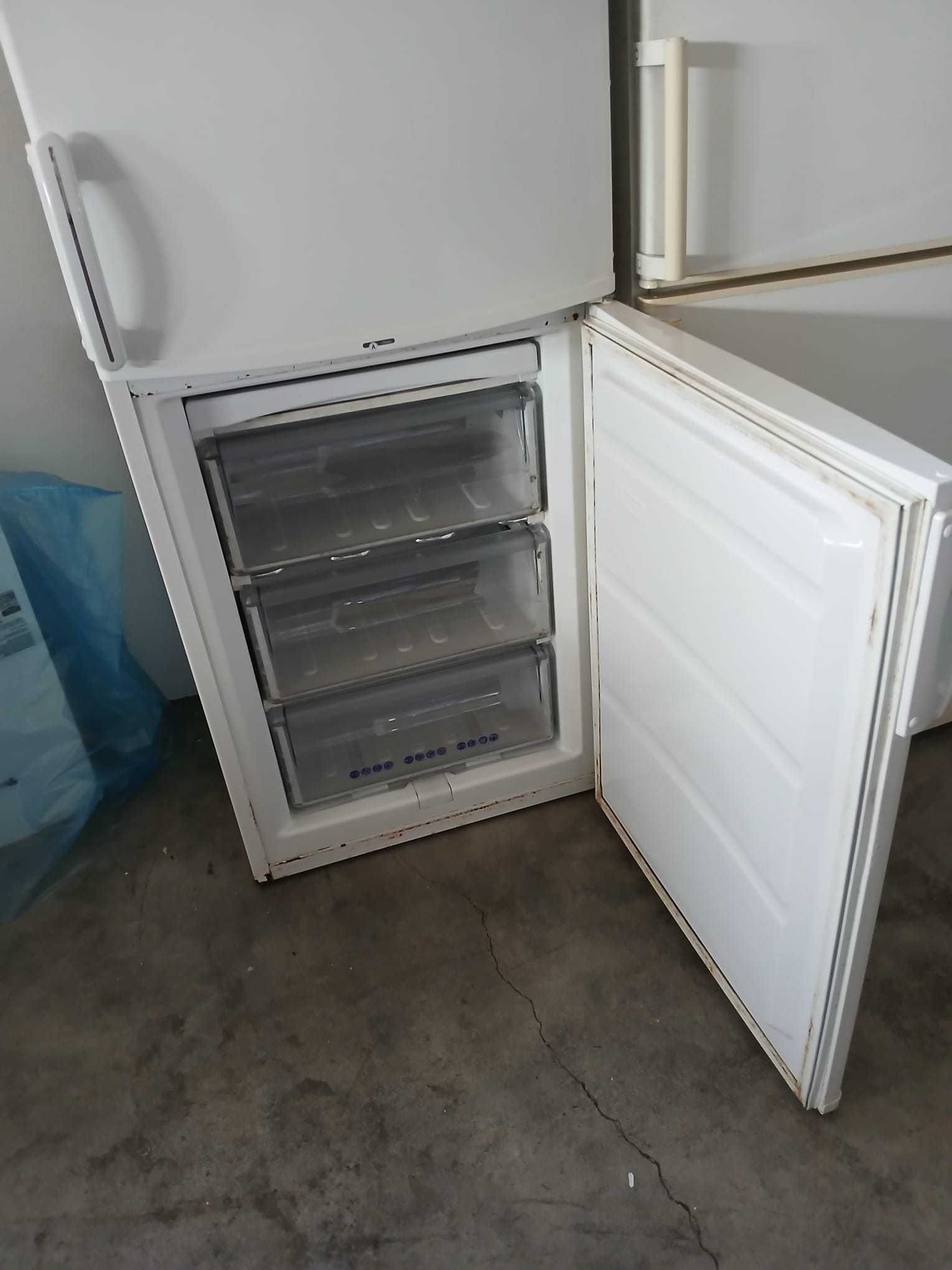 Combinado Whirlpool a funcionar na perfeição, 3 gavetas de congelação