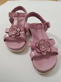 Sandałki rozowe z kwiatkiem