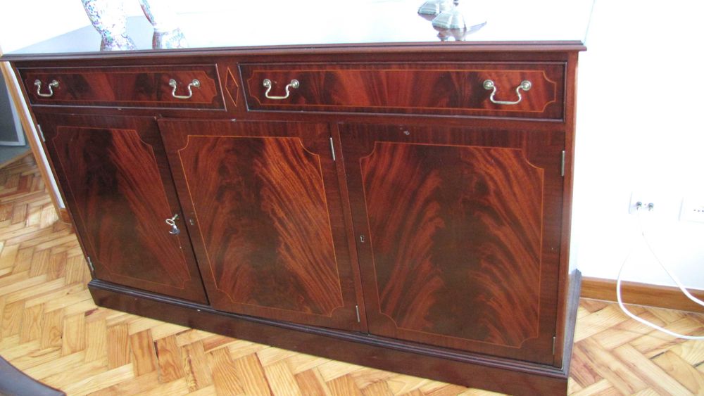 Aparador de estilo inglês estimado e a bom preço