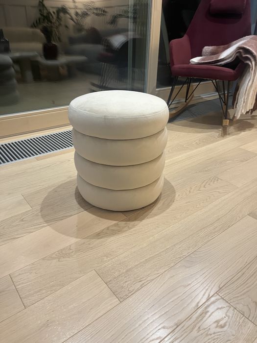 Pufa bezowa do toaletki