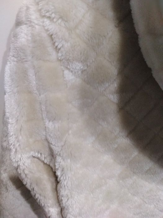 Casaco de pêlo sintético de cor beje