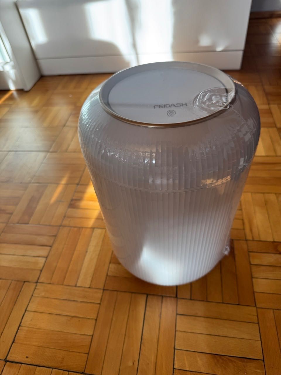 Stylowy pojemnik na śmieci o pojemności 9,5L. Otwierany na przycisk