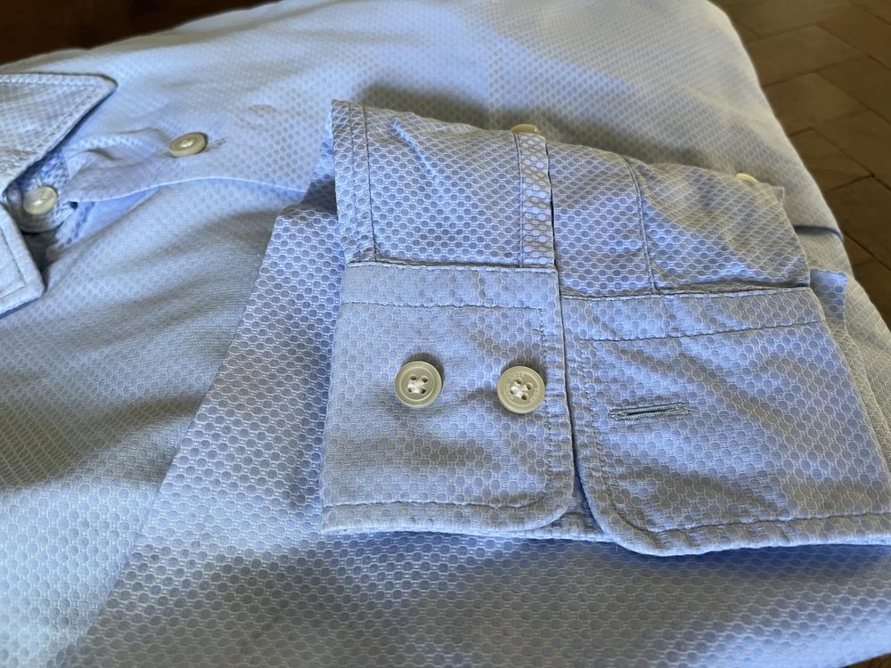 Camisa azul e branca da Boss
