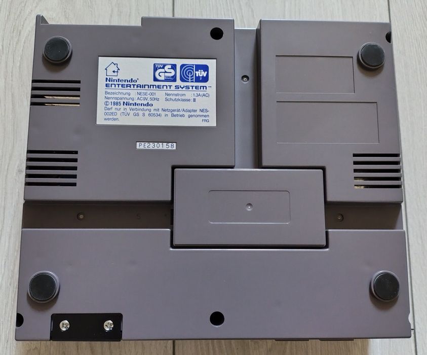 Konsola Nintendo NES + pad + zasilacz + AV + 3 gry Tetris, Super Mario