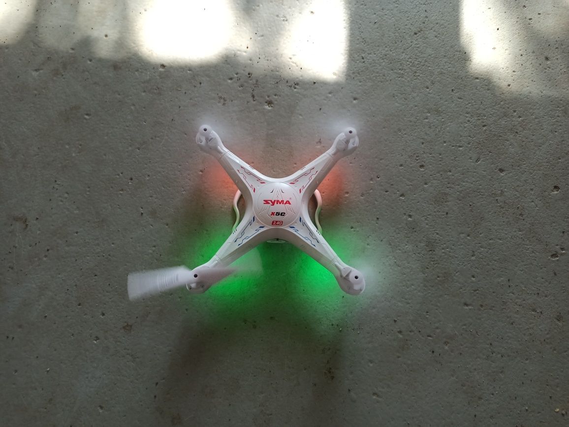 Dron syma z kamerą