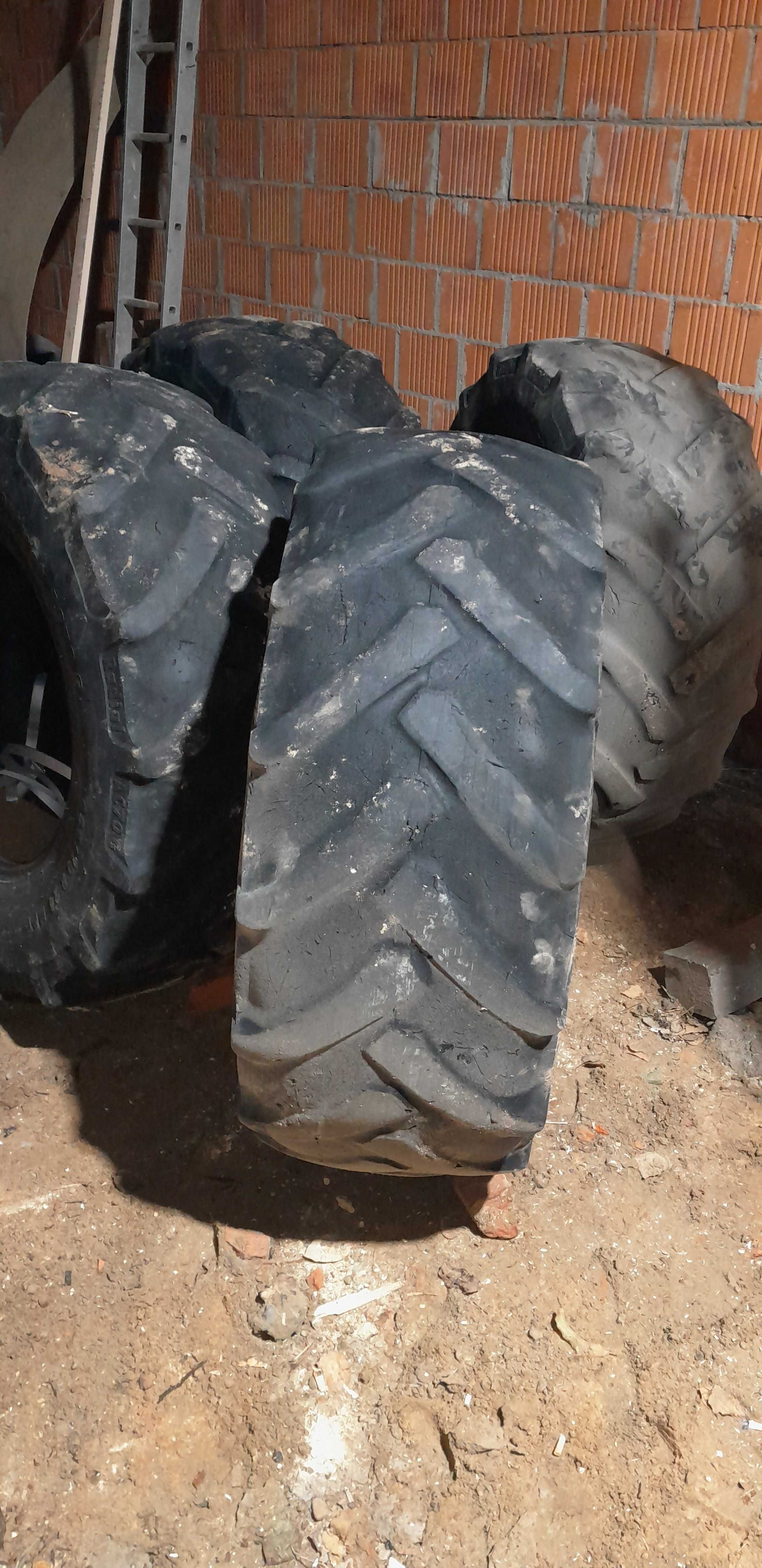 Opony 445/70 R24