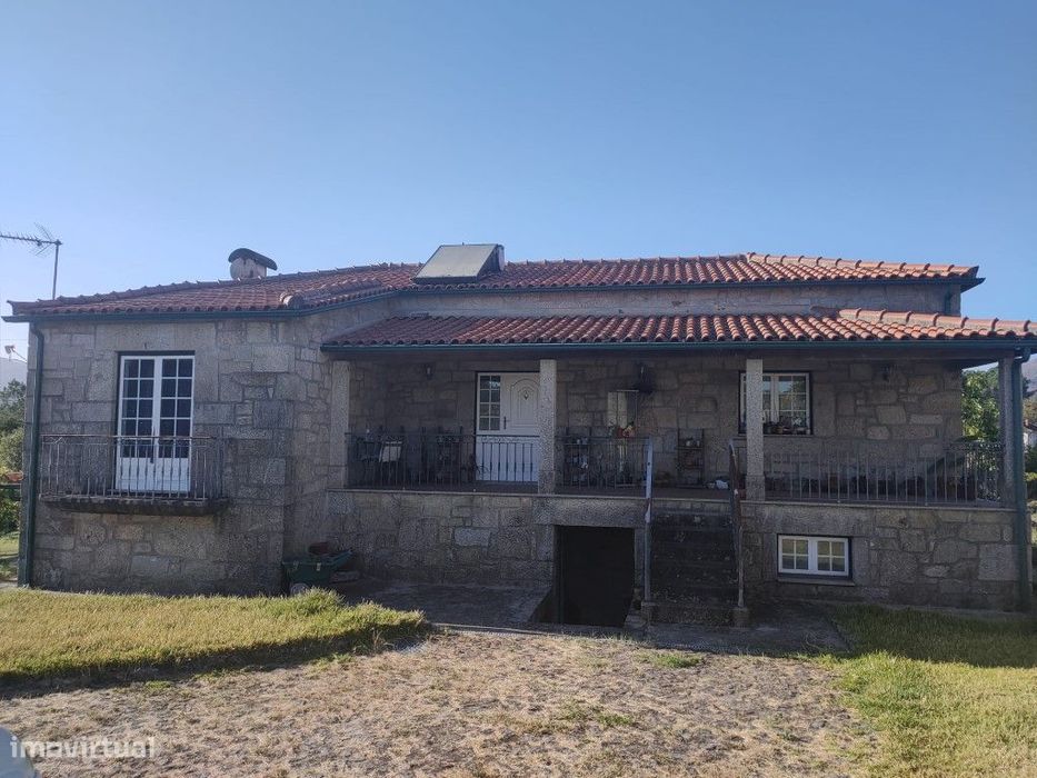 Moradia em Pedra com 2640m2 terreno e com uma ruína para restauro.
