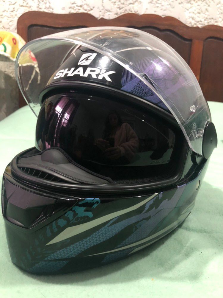 Capacete Shark e luvas Fox