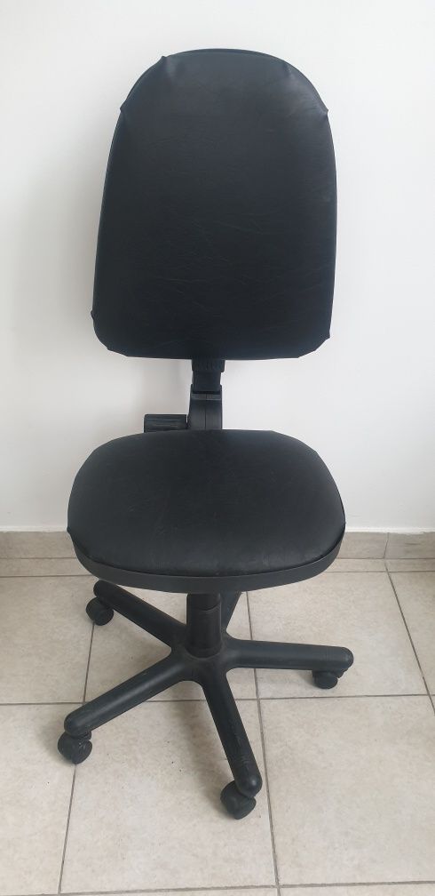 Fotel obrotowy na kółkach krzesło biurowe