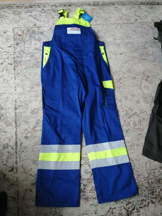 Spodnie robocze firmowe.