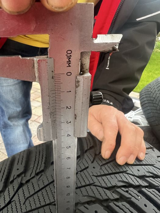 Прдам зимову гуму Nexen  215/55 r 17  ост 7 мм