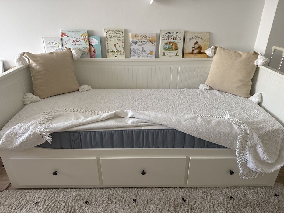 Cama/sofá e colchao Ikea com tres gavetoes como novo