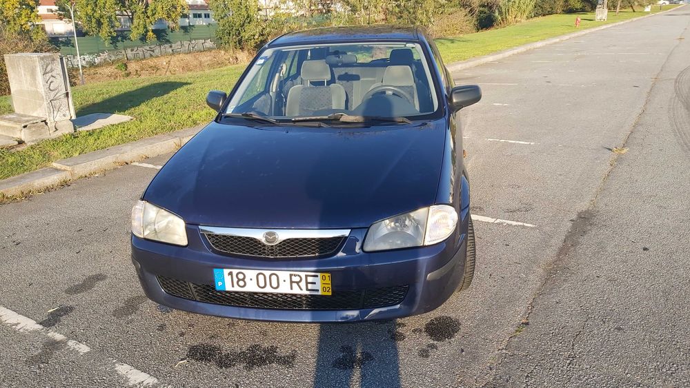 Carro a gasolina Mazda 323 F