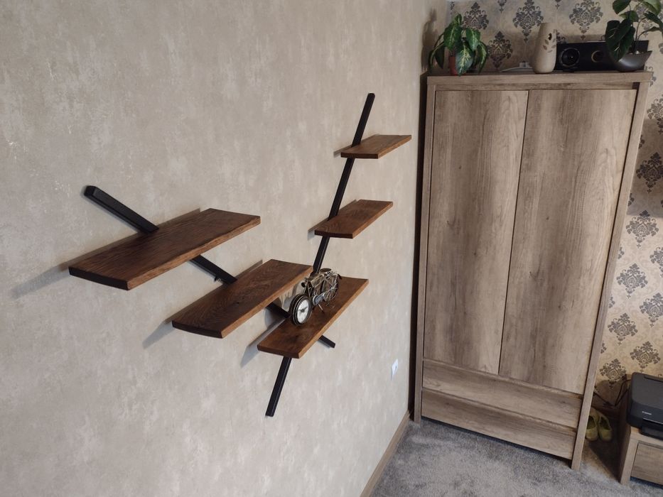 Półka ścienna metalowa w stylu loft na książki ozdobyz profila zamknię
