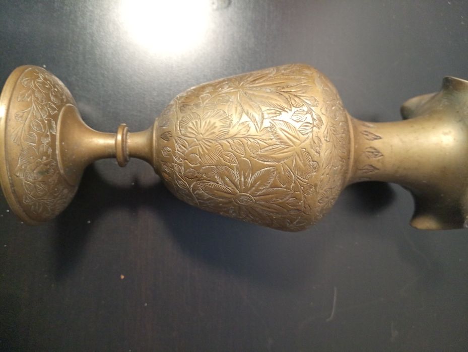 Antigo vaso vintage feito à mão em latão ou bronze  com Borda ondulada