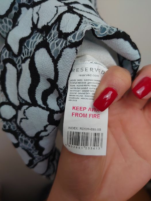 Luźna elegancka zwiewna sukienka Reserved