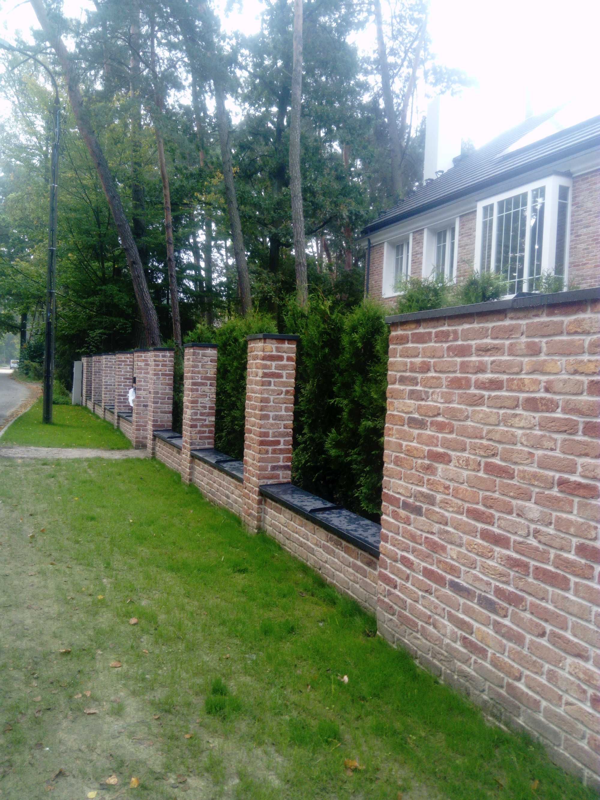Murowanie ogrodzeń i elewacji z cegły klinkierowej ,pełnej