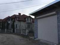 Ролетні ворота в гараж з електродвигуном в 2 раза дешевші за секційні