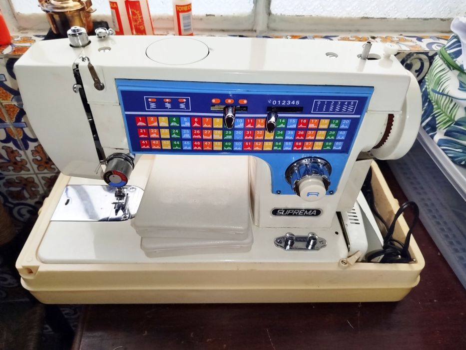 Máquina de costura Suprema em bom estado