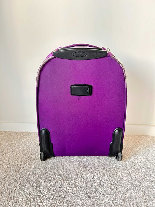 Mala de viagem com rodas lilás