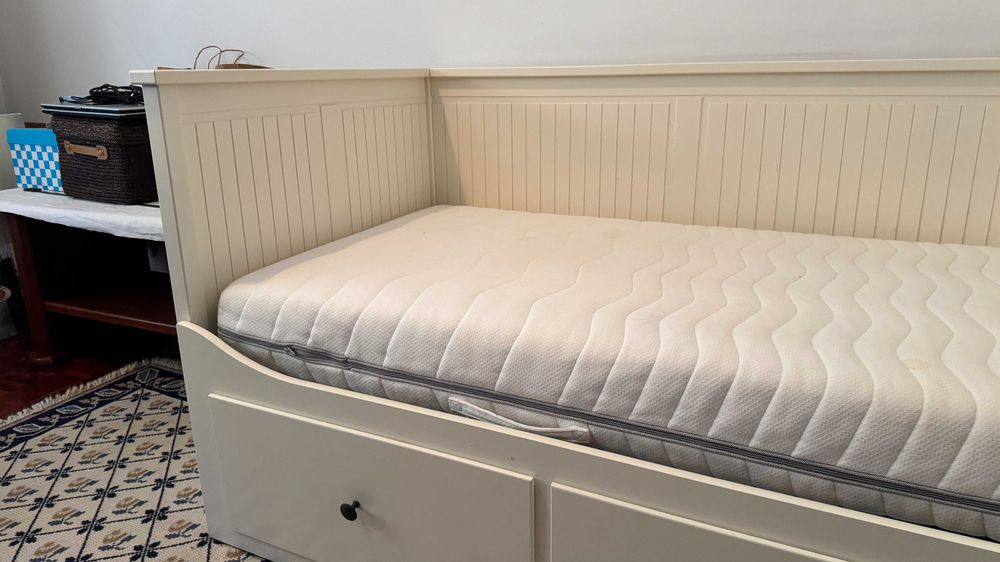 Cama Ikea com gavetas