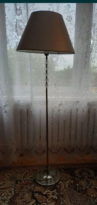Duża lampa stojąca