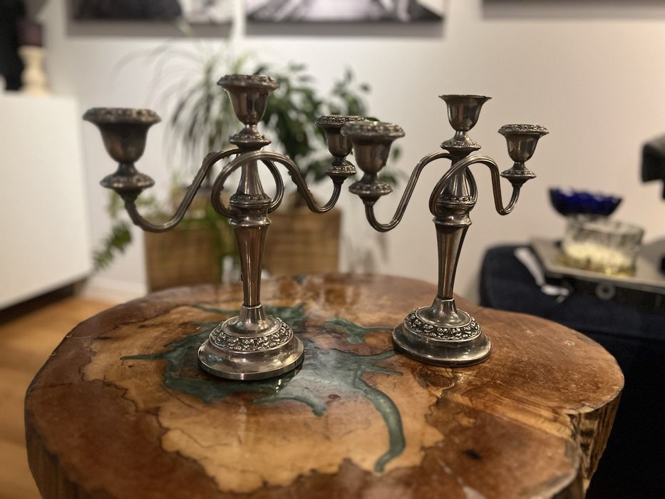 Dwa platerowane świeczniki