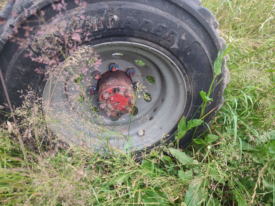 Skyjack oś z kołami wytrzymuje spokojnie 6 ton (przyczepa wywrotka wóz