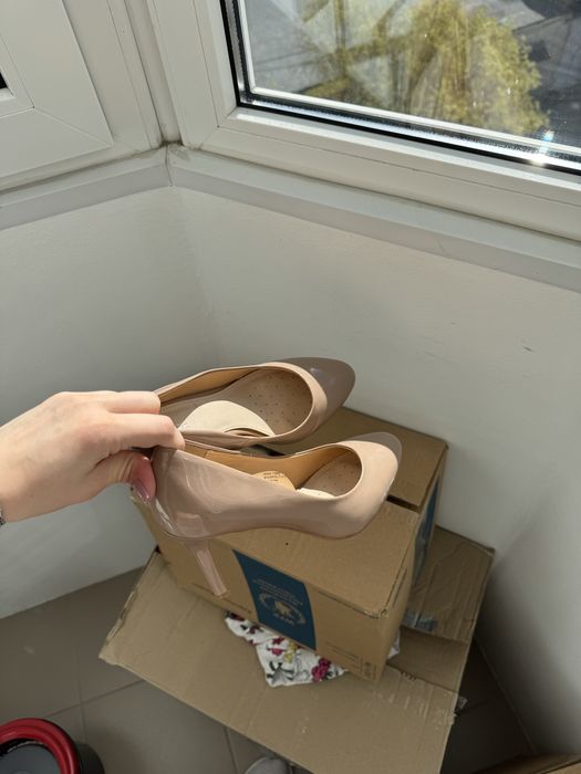 Коробка речей і пара підборів