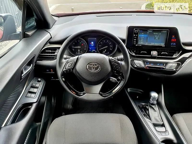 Toyota C-HR, 2017 год, бензин, 2.0 л