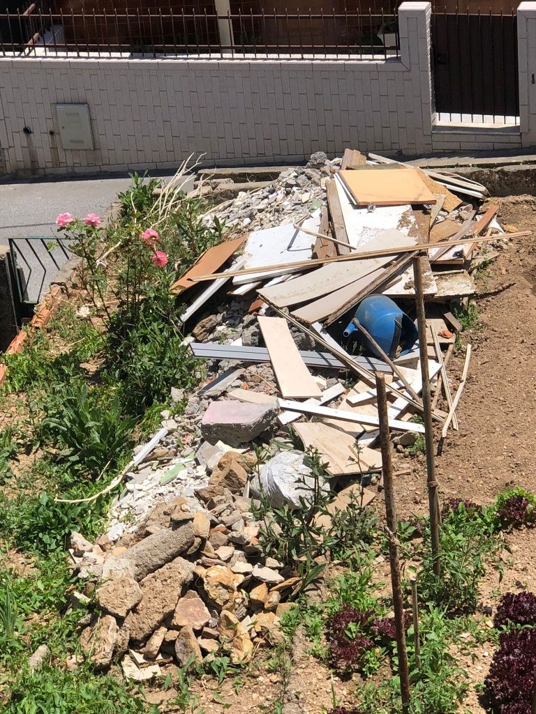 Faço demolições e cargas de entulho e limpeza de terrenos e jardins