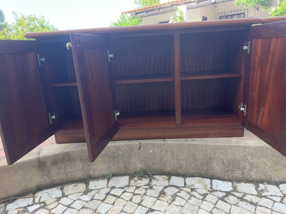 Movel madeira com 3 portas e prateleira