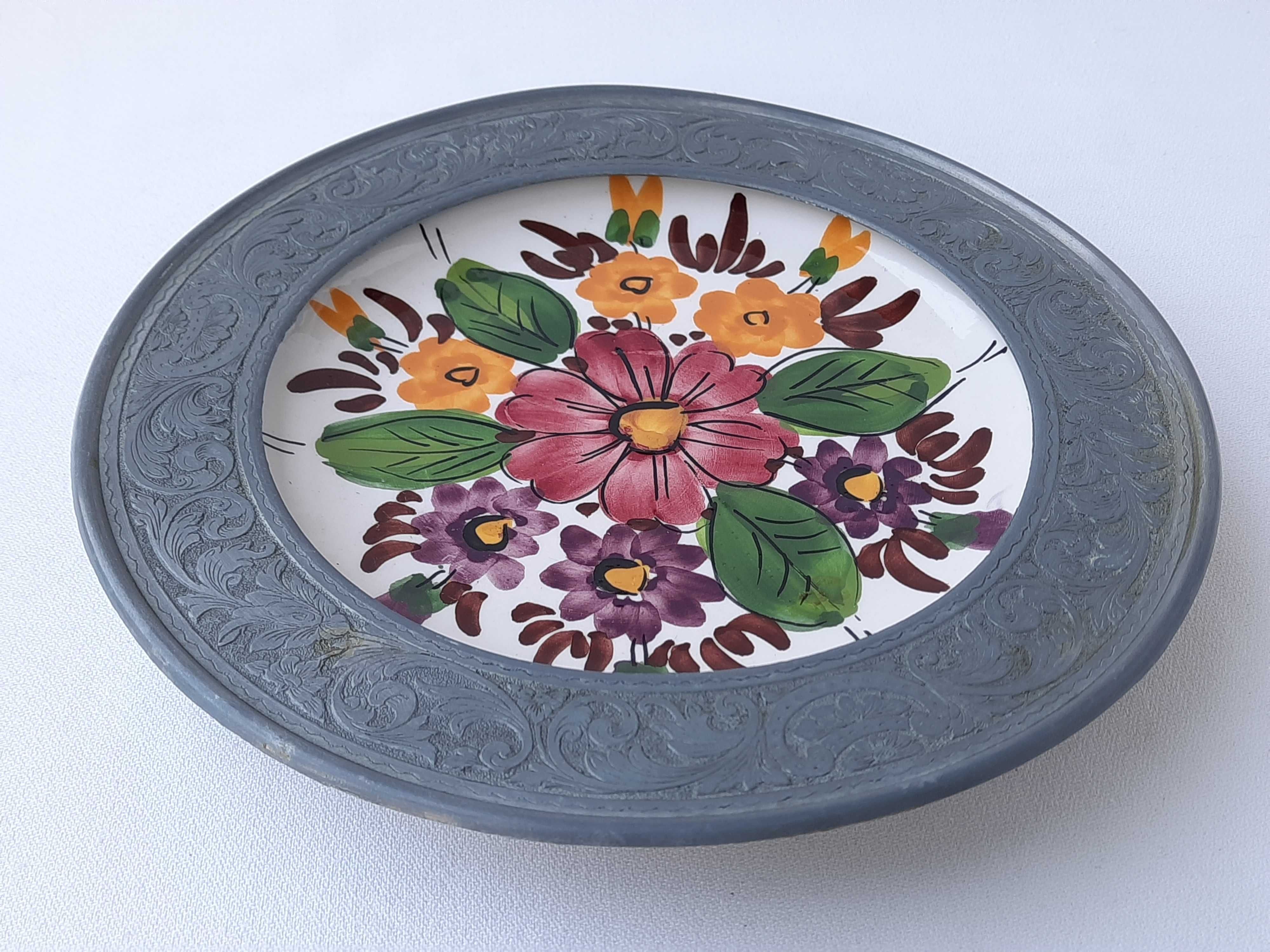 Stary ręcznie malowany talerz ceramiczny w cynowej oprawie