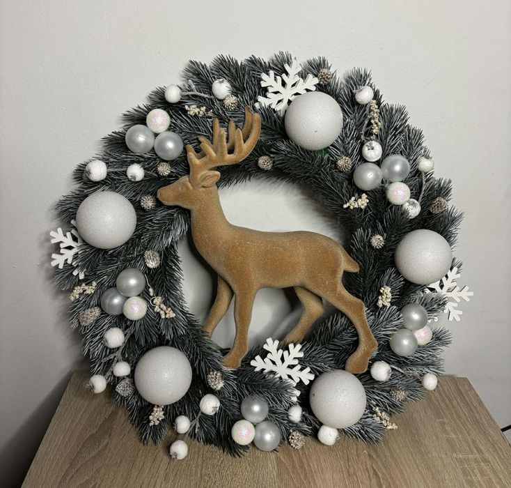 Wianek świąteczny bożonarodzeniowy na drzwi z reniferem