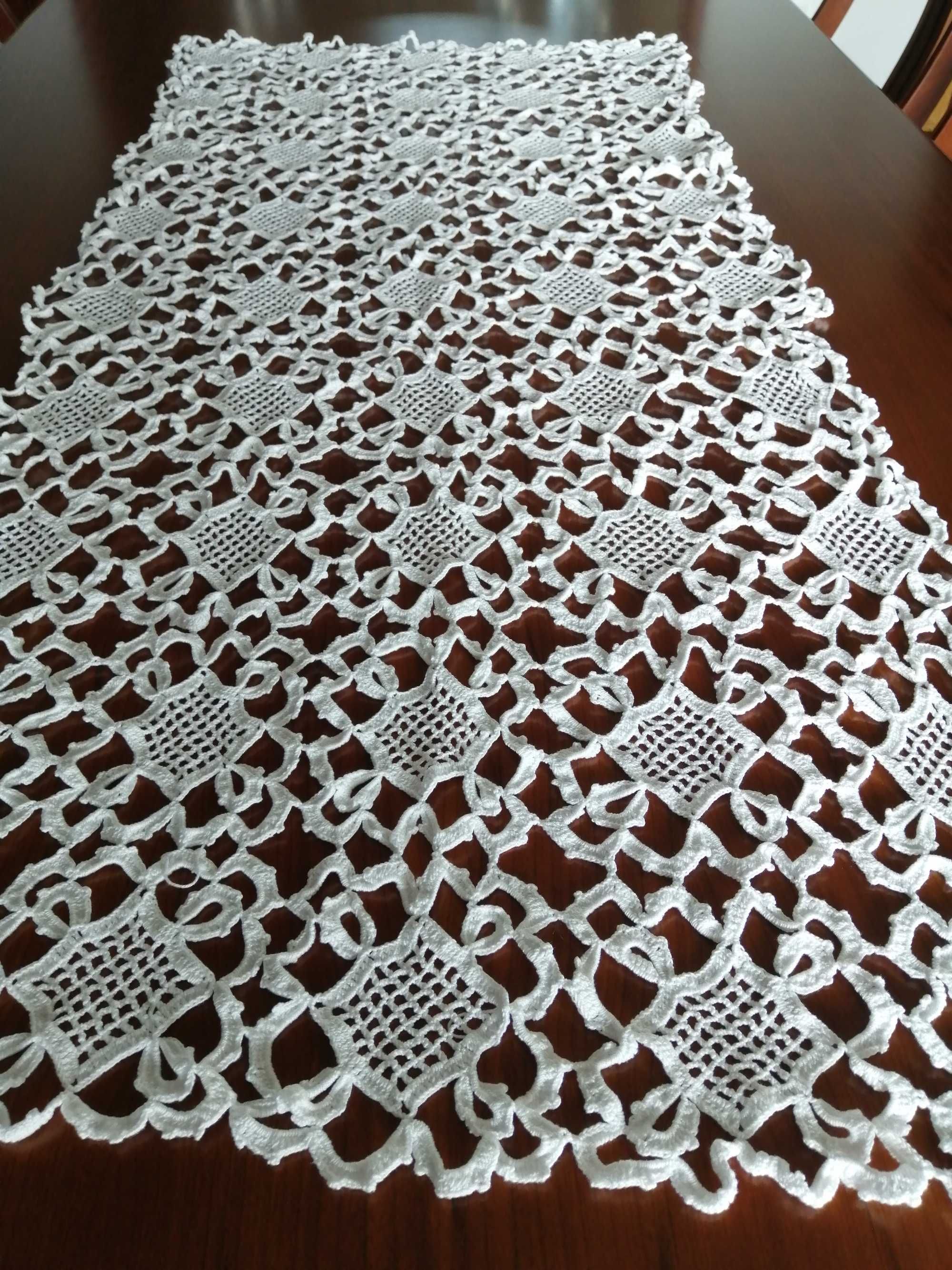 Naperon para mesa em crochet branco