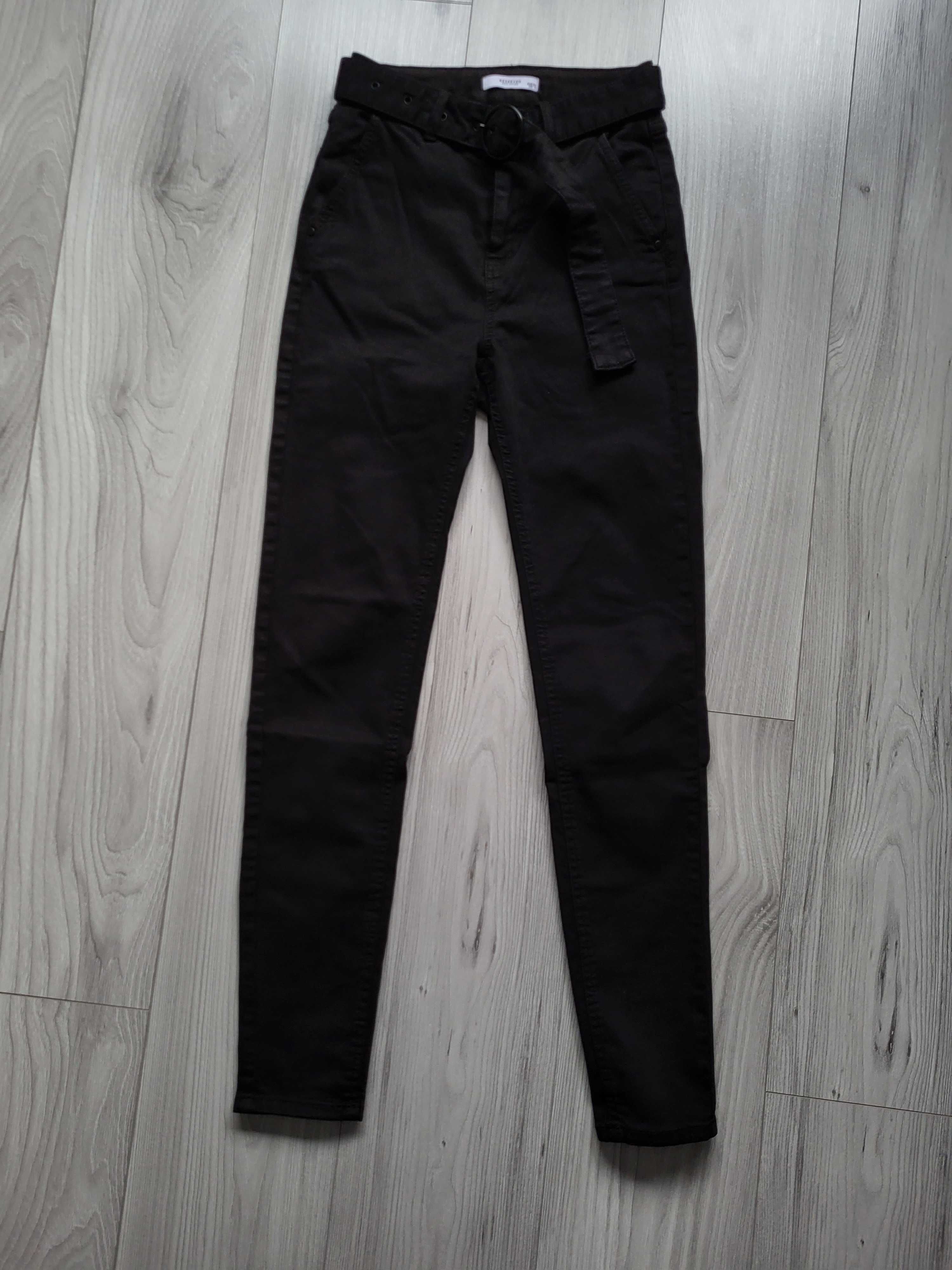 Czarne jeansy skinny z paskiem Reserved r. 34