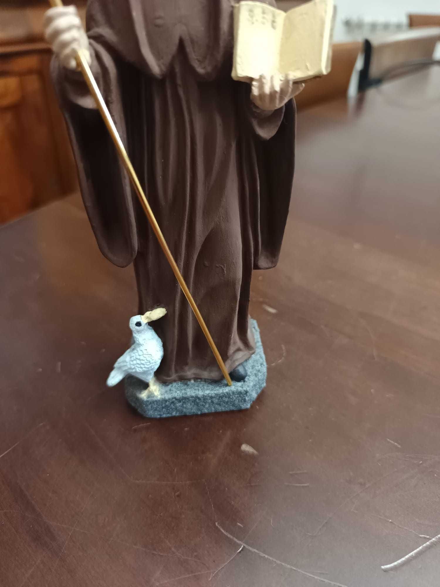 Escultura de São Bento – Cerâmica pintada à mão (22 cm)
