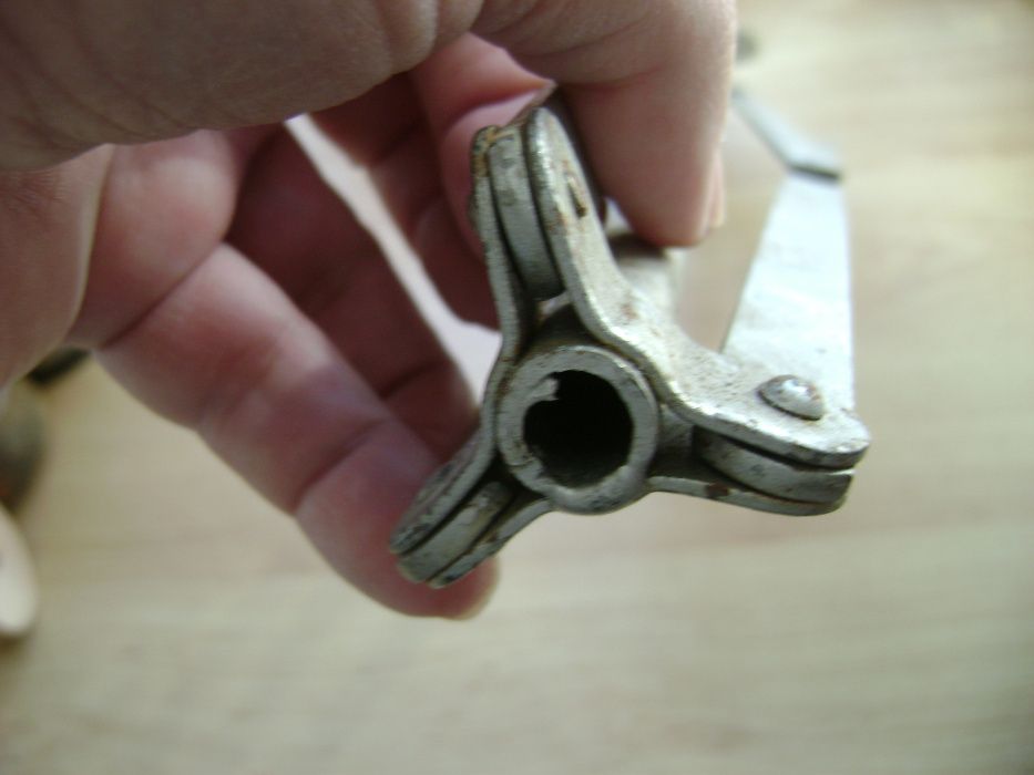 Starocie z PRL Stare narzędzia Trójnóg metalowy w jednym elemencie