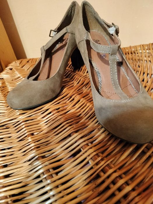 Bardzo ładne buty że skóry zamszowej, rozmiar 38.